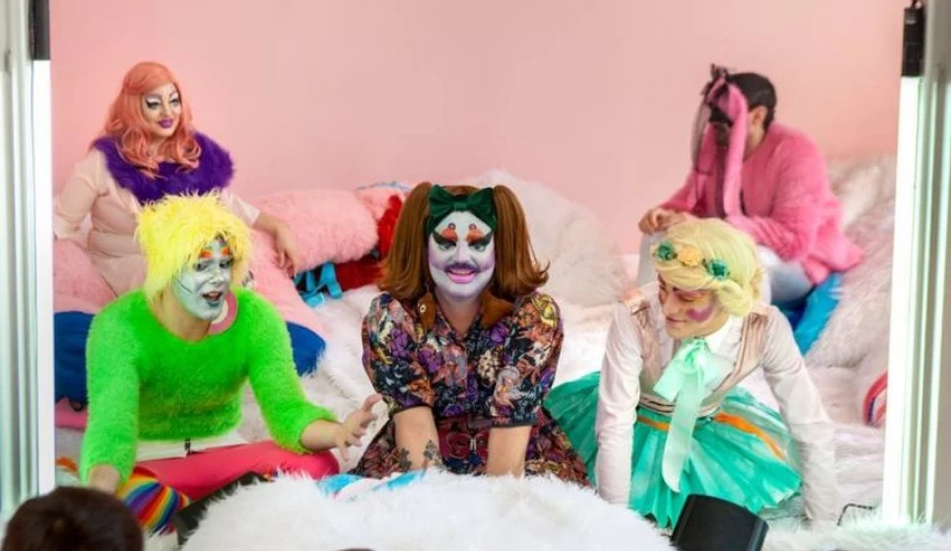 «Πειράζουν» τα αθώα μυαλά των παιδιών: Drag queens διαβάζουν παραμύθια σε βιβλιοθήκη στην Αθήνα – H νεοταξική προπαγάνδα στο μεγαλείο της